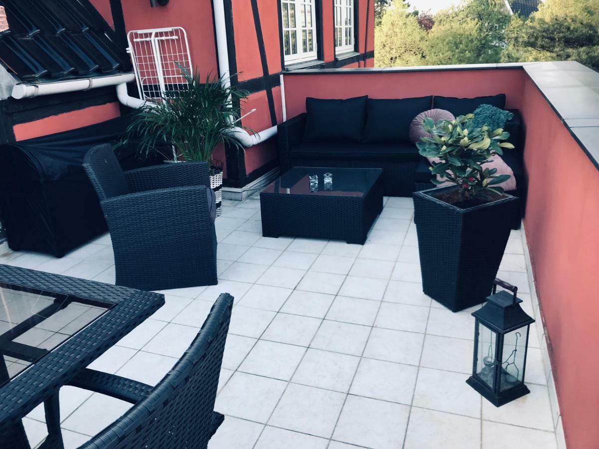 Centralt I Gentofte I 2 Plan, Ved S-Tog Og Busser Luaran gambar