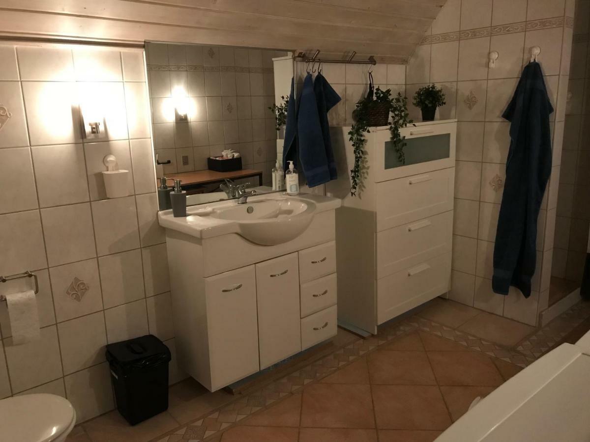 Centralt I Gentofte I 2 Plan, Ved S-Tog Og Busser Luaran gambar